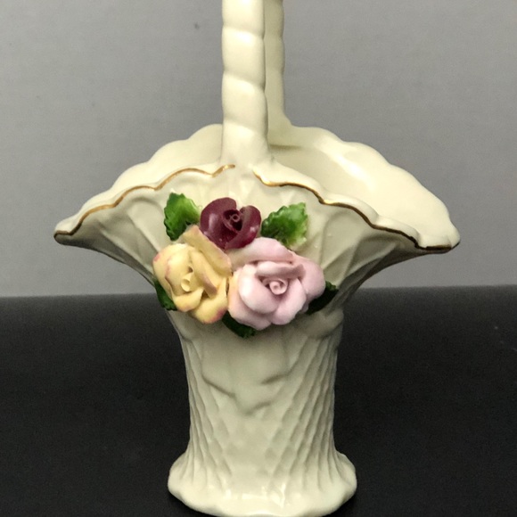 Small Vintage White Basket Porcelain W/Roses - Picture 2 of 7